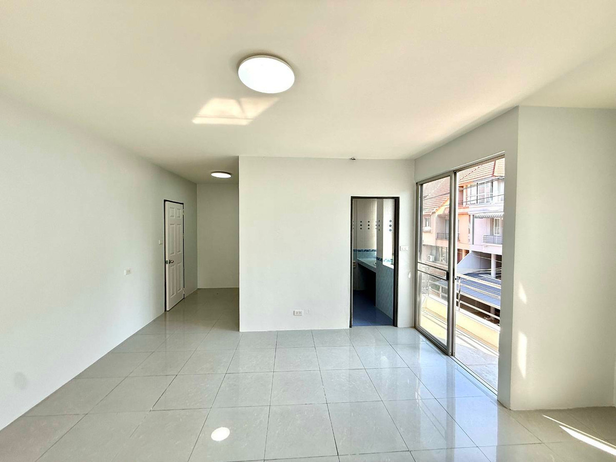 ขายโฮมออฟฟิศรัชดา ห้วยขวาง : สินธานี ลาดพร้าว 80 / 4 ห้องนอน (ขาย), Sinthanee Ladprao 80 / 4 Bedrooms (FOR SALE) JANE046