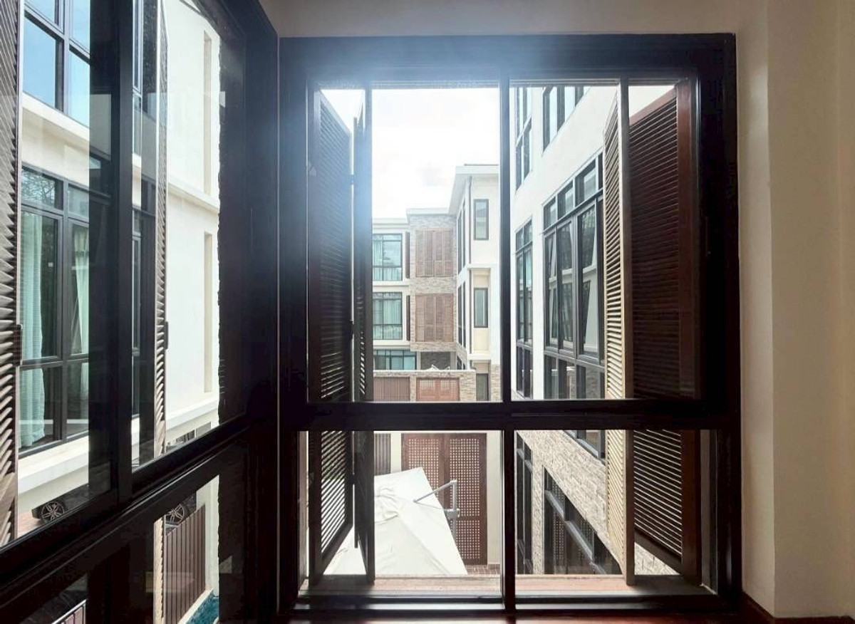 For RentTownhomeSukhumvit, Asoke, Thonglor : RH032526 For rent, 3-story townhome with Private Pool at Sukhumvit 24, near BTS Phrom Phong.