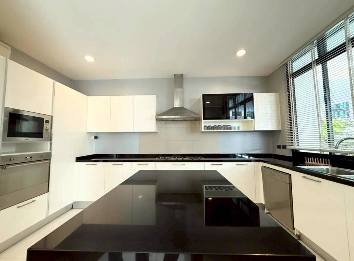 For RentTownhomeSukhumvit, Asoke, Thonglor : RH032526 For rent, 3-story townhome with Private Pool at Sukhumvit 24, near BTS Phrom Phong.