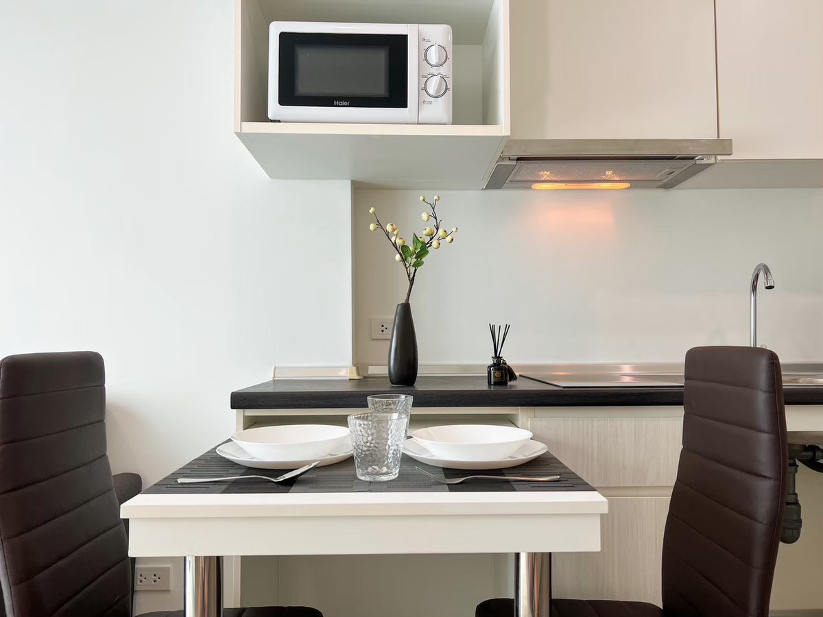 For RentCondoPattanakan, Srinakarin : Condo for rent, Rich Park Triple Station, high building view room. Good location near Hua Mak BTS.