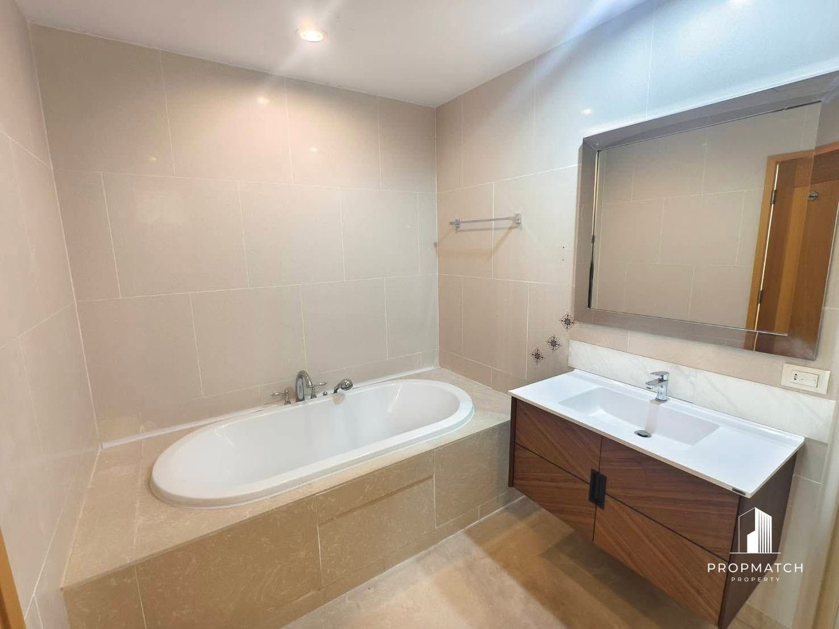 For RentCondoSathorn, Narathiwat : 🔥The Empire Place Sathorn🔥2B2B💫 97Sqm⚡️50,000⚡️Beautiful room, good price in the heart of Sathorn. If interested, contact Putter 📞0928895628 Line: plustor_ss