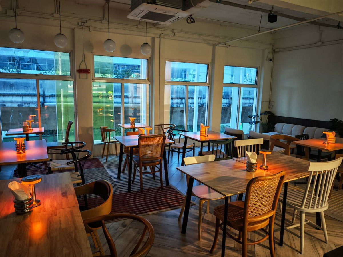 For LeaseholdRetail SpaceSilom, Saladaeng, Bangrak : Chilling restaurant for rent in the heart of Silom, view of Mahanakhon building, next to BTS and MRT, has indoor and outdoor.