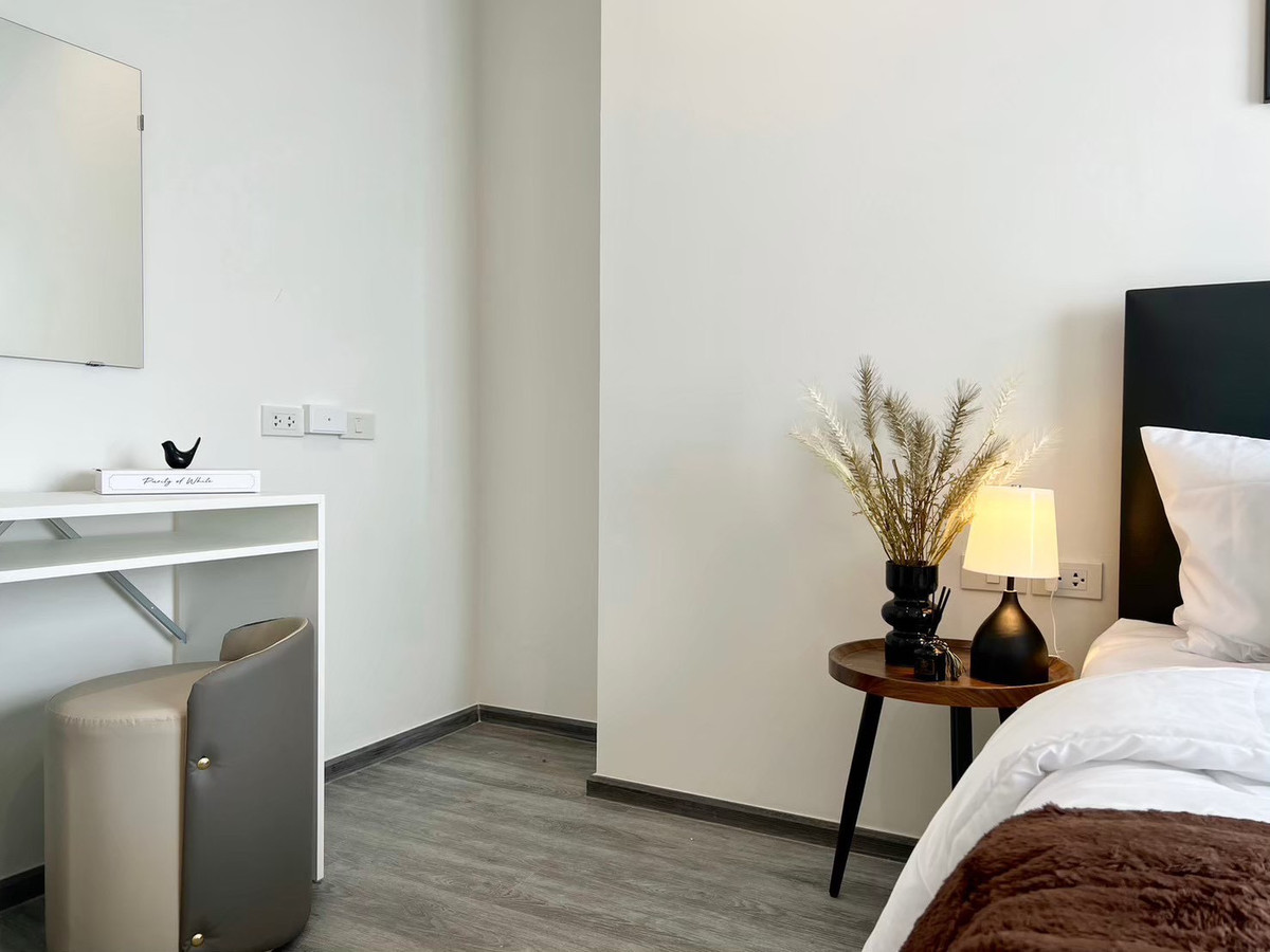 For RentCondoPattanakan, Srinakarin : Condo for rent, Rich Park Triple Station, high building view room. Good location near Hua Mak BTS.