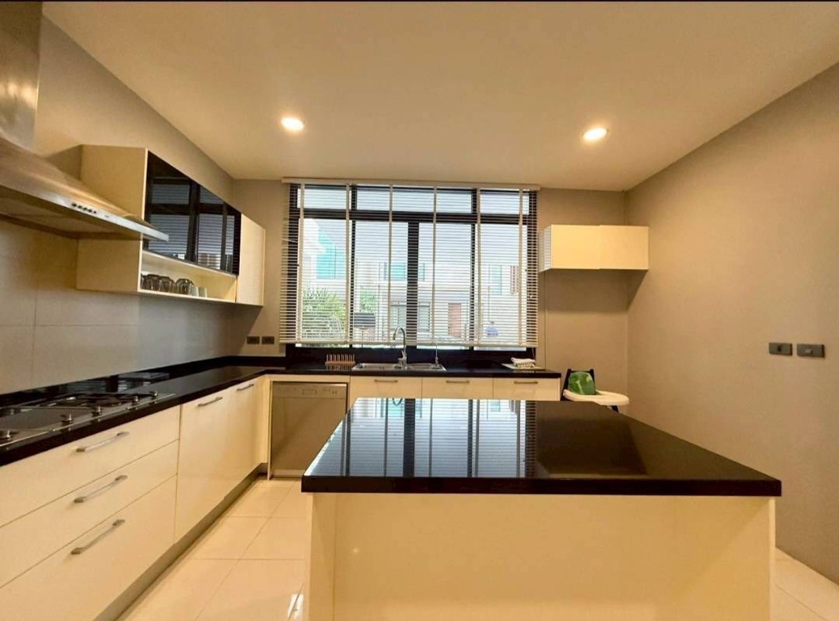For RentTownhomeSukhumvit, Asoke, Thonglor : RH032526 For rent, 3-story townhome with Private Pool at Sukhumvit 24, near BTS Phrom Phong.