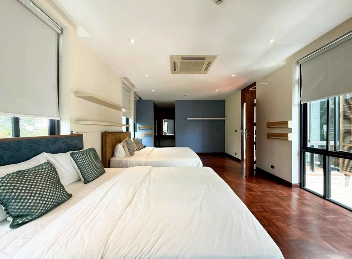 For RentTownhomeSukhumvit, Asoke, Thonglor : RH032526 For rent, 3-story townhome with Private Pool at Sukhumvit 24, near BTS Phrom Phong.