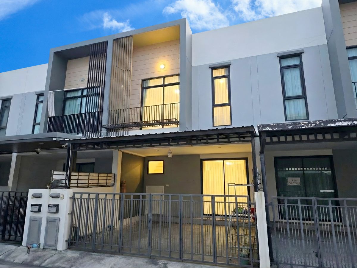 For SaleTownhomeVipawadee, Don Mueang, Lak Si : 2-story townhouse, Happy Ville Village, Don Mueang - Thet Rachan, 3 bedrooms, 2 bathrooms, near the Red Line BTS Lak Hok Station. Don Mueang Airport Si Mum Mueang Market Currently renovating, arranging loans, applying for a loan 100% free.