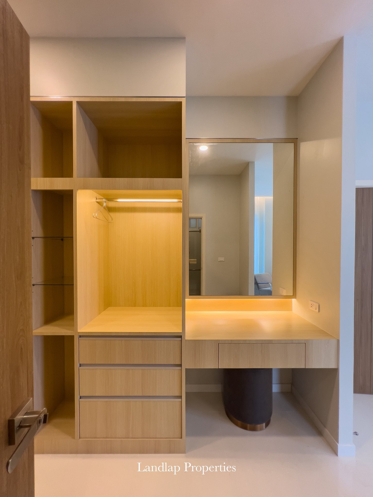 ให้เช่าพัทยา บางแสน ชลบุรี สัตหีบ : ให้เช่าบ้านเดี่ยวพัทยา พร้อสระว่ายน้ำส่วนตัว ระบบน้ำเกลือ บรรยากาศเงียบสงบ รายล้อมด้วยสวนสีเขียว ให้ความเป็นส่วนตัวสูง เหมาะสำหรับการอยู่อาศัยและพักผ่อนอย่างแท้จริง