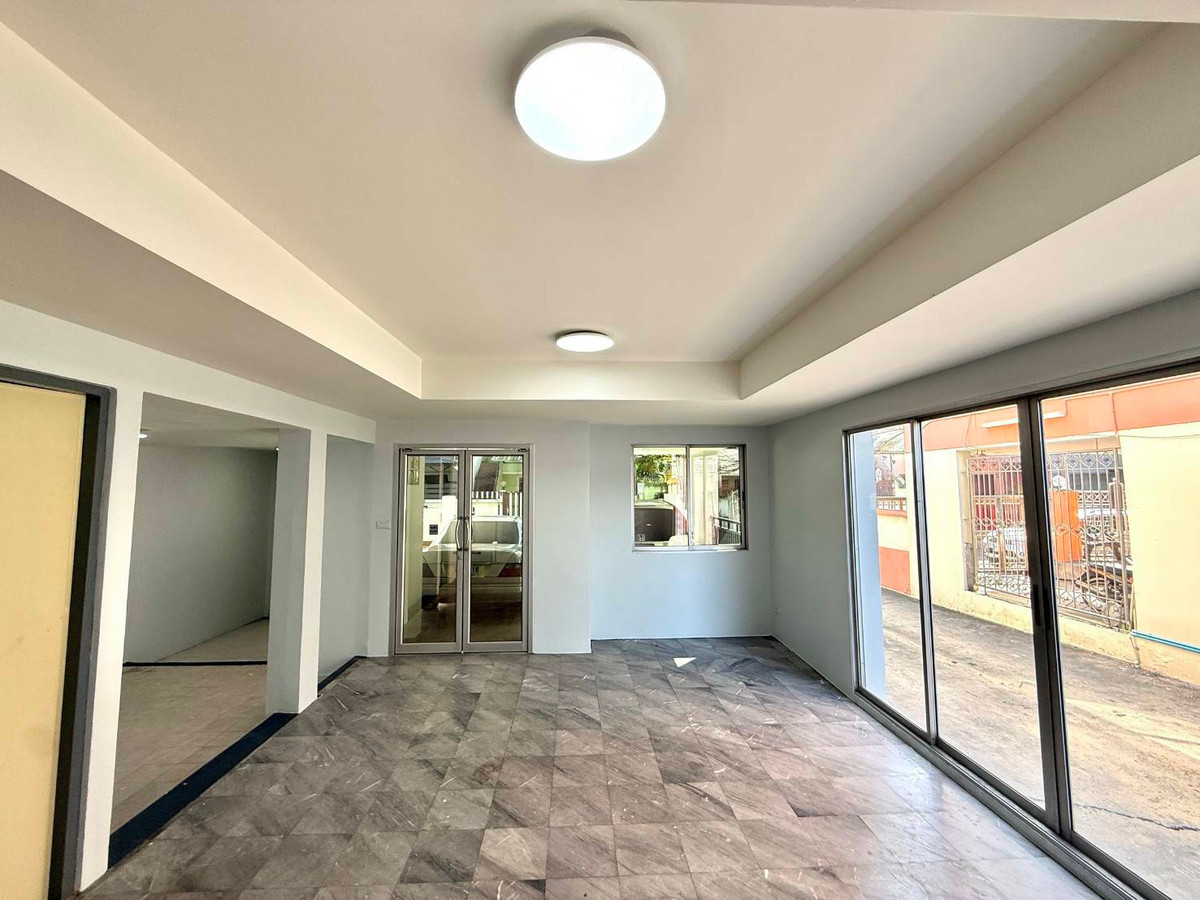 ขายโฮมออฟฟิศรัชดา ห้วยขวาง : สินธานี ลาดพร้าว 80 / 4 ห้องนอน (ขาย), Sinthanee Ladprao 80 / 4 Bedrooms (FOR SALE) JANE046