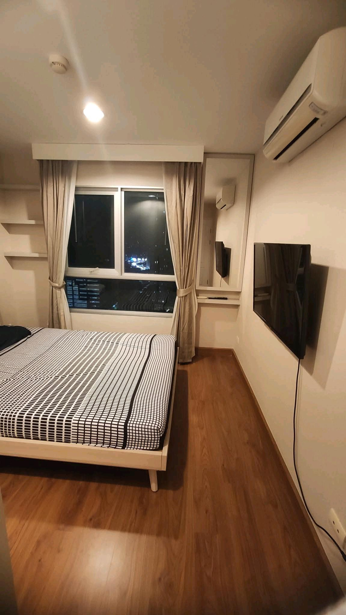 For RentCondoRama9, Petchburi, RCA : Near MRT Rama 9 
 🚗 Near Rama 9 Road / Ratchadaphisek 
 Condo in CBD location, large room, fully furnished, ready to move in. Suitable for people working in the city center!
