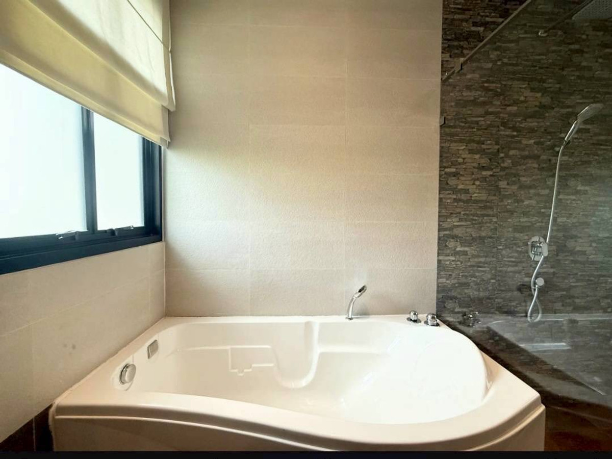 For RentTownhomeSukhumvit, Asoke, Thonglor : RH032526 For rent, 3-story townhome with Private Pool at Sukhumvit 24, near BTS Phrom Phong.