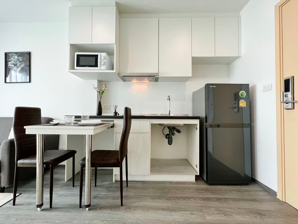 For RentCondoPattanakan, Srinakarin : Condo for rent, Rich Park Triple Station, high building view room. Good location near Hua Mak BTS.