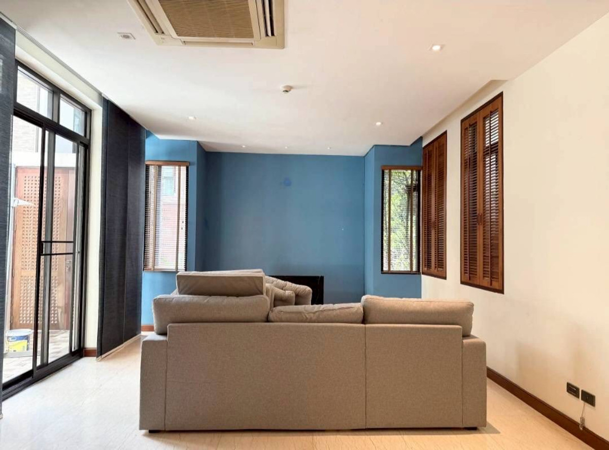 For RentTownhomeSukhumvit, Asoke, Thonglor : RH032526 For rent, 3-story townhome with Private Pool at Sukhumvit 24, near BTS Phrom Phong.