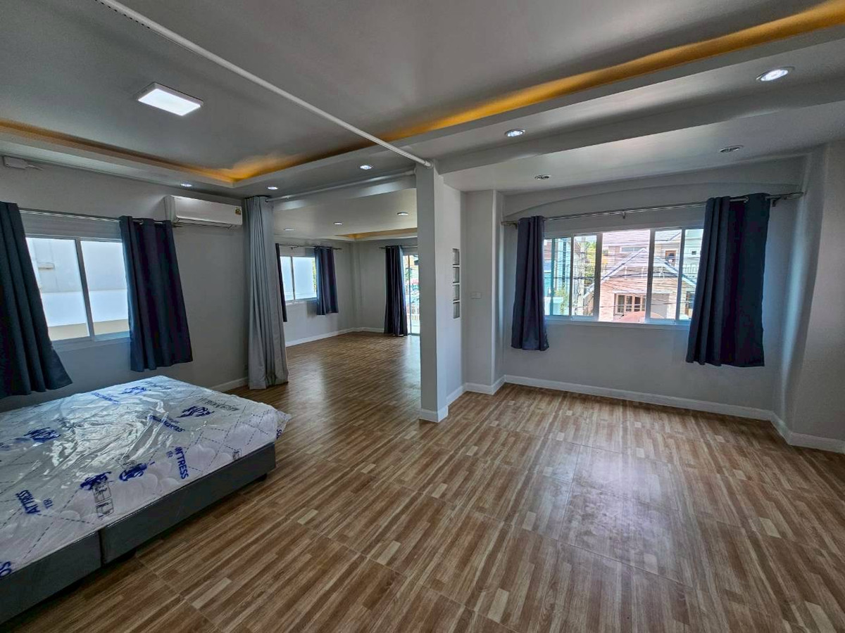 ให้เช่าบ้านนวมินทร์ รามอินทรา : ให้เช่าบ้านเดี่ยว เรสซิเด้นซ์พาร์ค ชวนชื่นซิตี้  4 ห้องนอน 4 ห้องน้ำ จอดรถ 2 คัน 