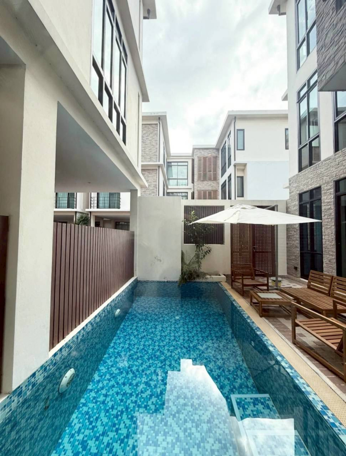 For RentTownhomeSukhumvit, Asoke, Thonglor : RH032526 For rent, 3-story townhome with Private Pool at Sukhumvit 24, near BTS Phrom Phong.
