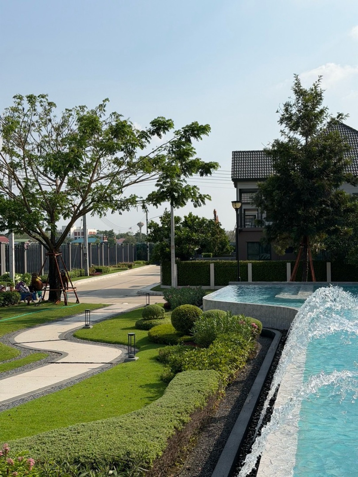 ให้เช่าบ้านปทุมธานี รังสิต ธรรมศาสตร์ : ✨ Luxury House for Rent – Saransiri Rangsit 2  หน้าบ้านไม่ติดใคร บ้านติด    solar cell  ช่วยประหยัดไฟ 
(สราญสิริ รังสิต 2 ใกล้ทางด่วนบางพูน-รังสิต  ใกล้ฟิวเจอร์พาร์ครังสิตรังสิต)