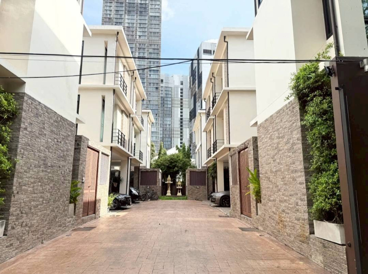 For RentTownhomeSukhumvit, Asoke, Thonglor : RH032526 For rent, 3-story townhome with Private Pool at Sukhumvit 24, near BTS Phrom Phong.