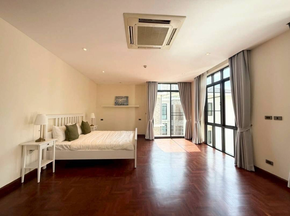 For RentTownhomeSukhumvit, Asoke, Thonglor : RH032526 For rent, 3-story townhome with Private Pool at Sukhumvit 24, near BTS Phrom Phong.