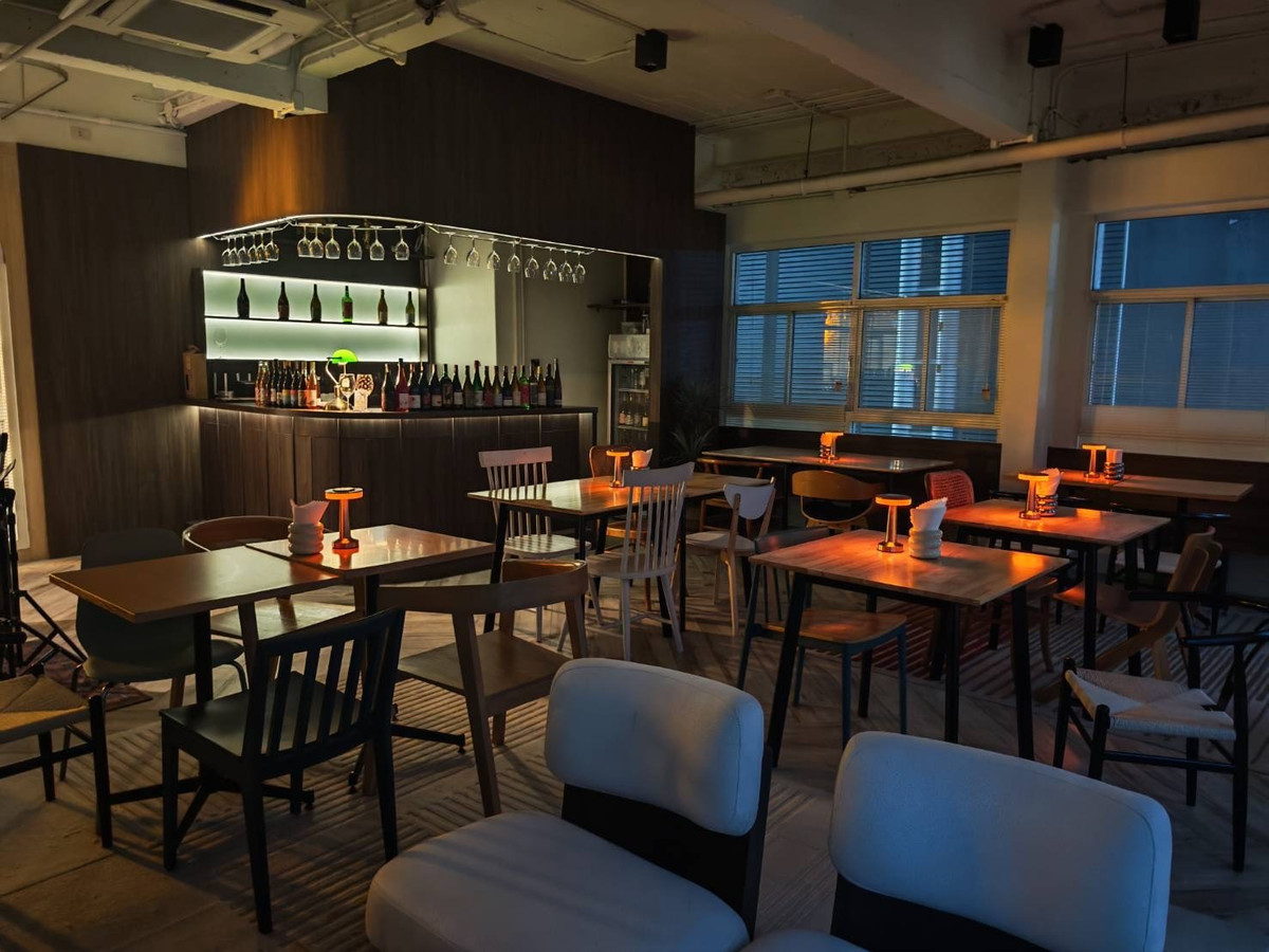 For LeaseholdRetail SpaceSilom, Saladaeng, Bangrak : Chilling restaurant for rent in the heart of Silom, view of Mahanakhon building, next to BTS and MRT, has indoor and outdoor.