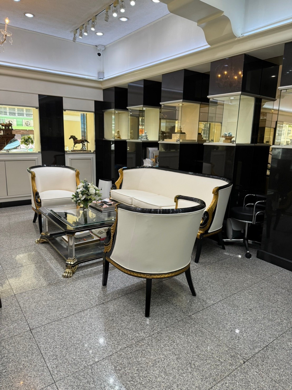 For LeaseholdRetail SpaceYaowarat, Banglamphu : Shop for rent in Phahurat area, The Old Siam, near MRT Sam Yot, only 300 meters, ready for business immediately.