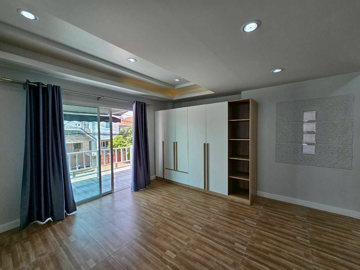 ให้เช่าบ้านนวมินทร์ รามอินทรา : ให้เช่าบ้านเดี่ยว เรสซิเด้นซ์พาร์ค ชวนชื่นซิตี้  4 ห้องนอน 4 ห้องน้ำ จอดรถ 2 คัน 