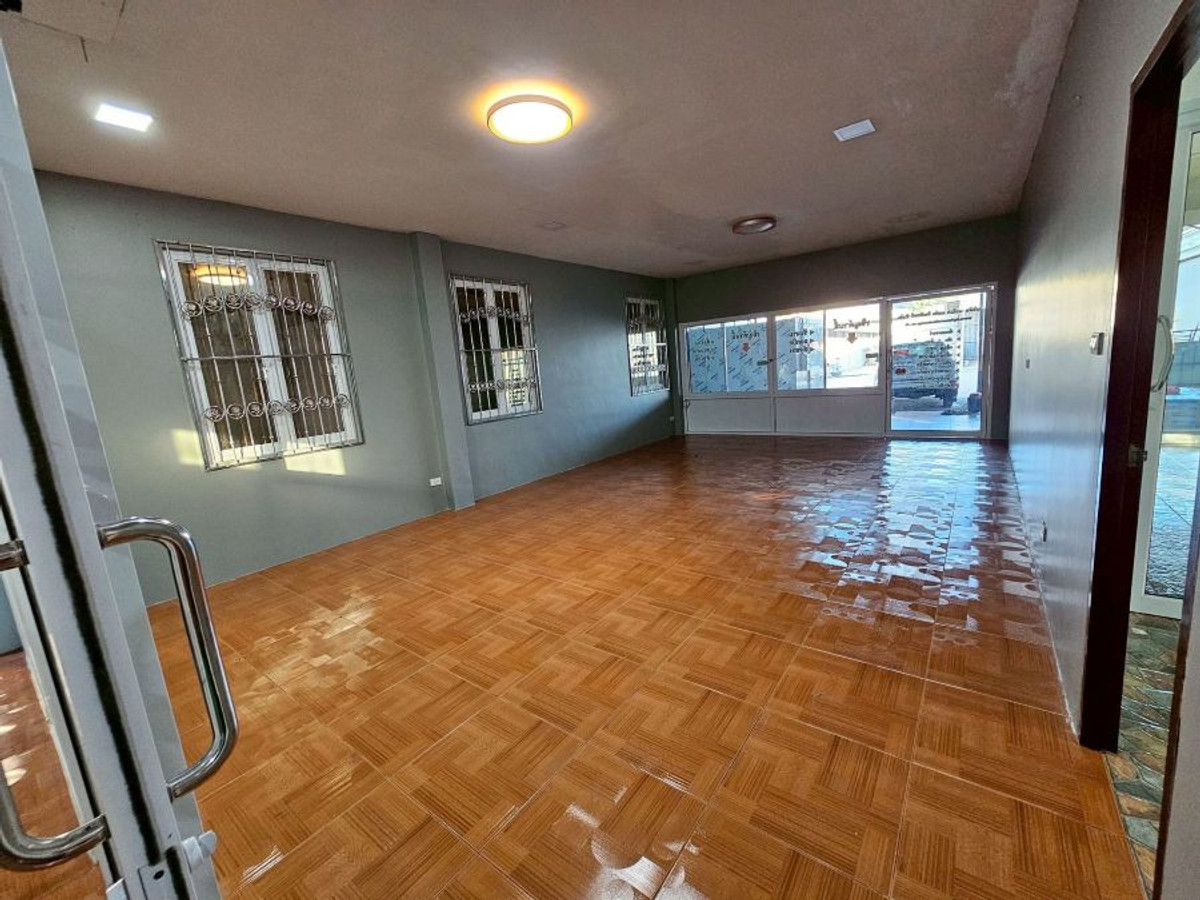 For RentWarehousePattaya, Bangsaen, Chonburi : Warehouse for rent, Ban Bueng, Chonburi, area size 1,600 sq m.