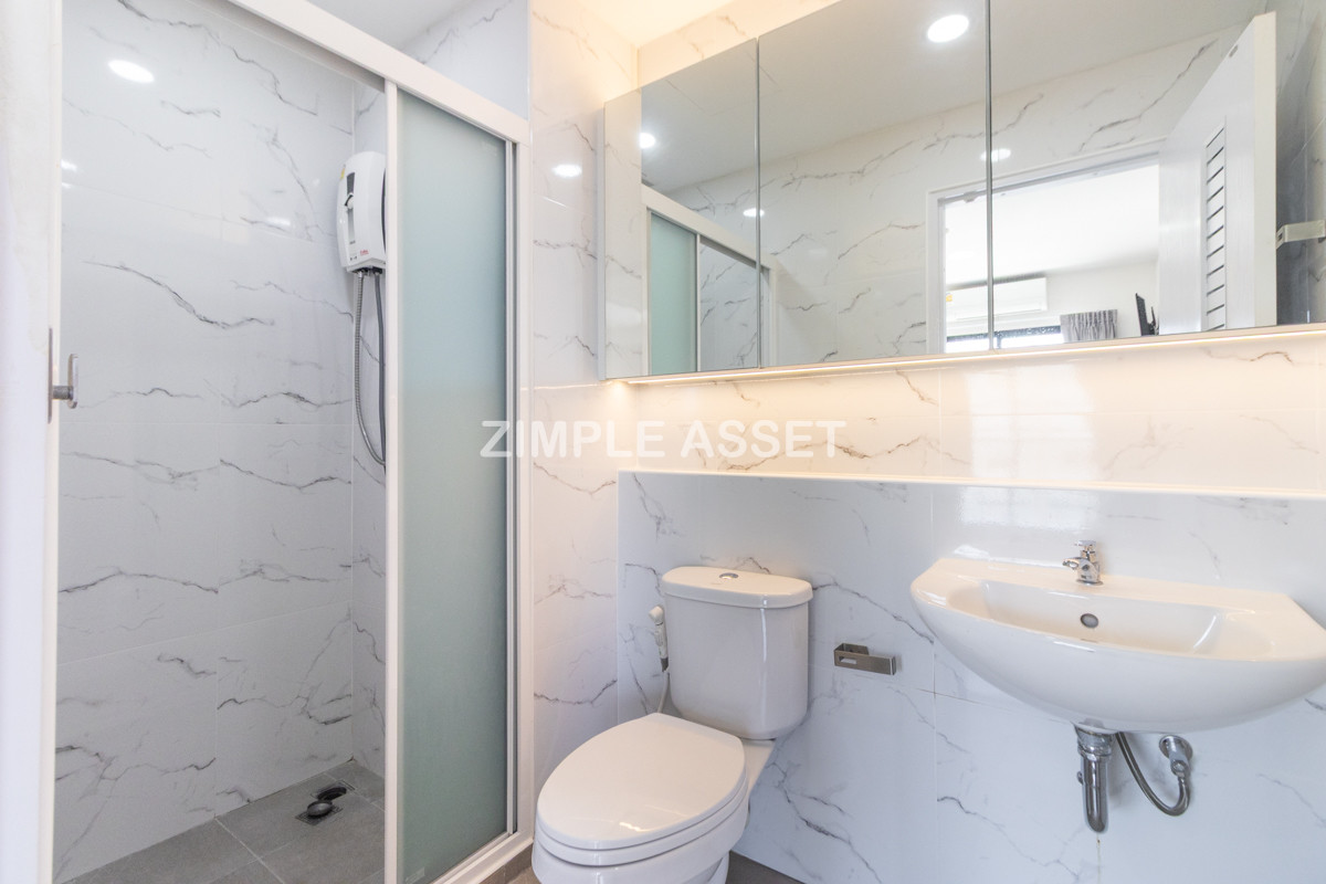 For RentSamut Prakan,Samrong : Line ID: @zimple_asset  Modern room apartment in Bang Phli, fully furnished with electrical appliances and great facilities Clean, secure, and conveniently located near shopping malls, community areas, and Bang Phli Industrial Estate.