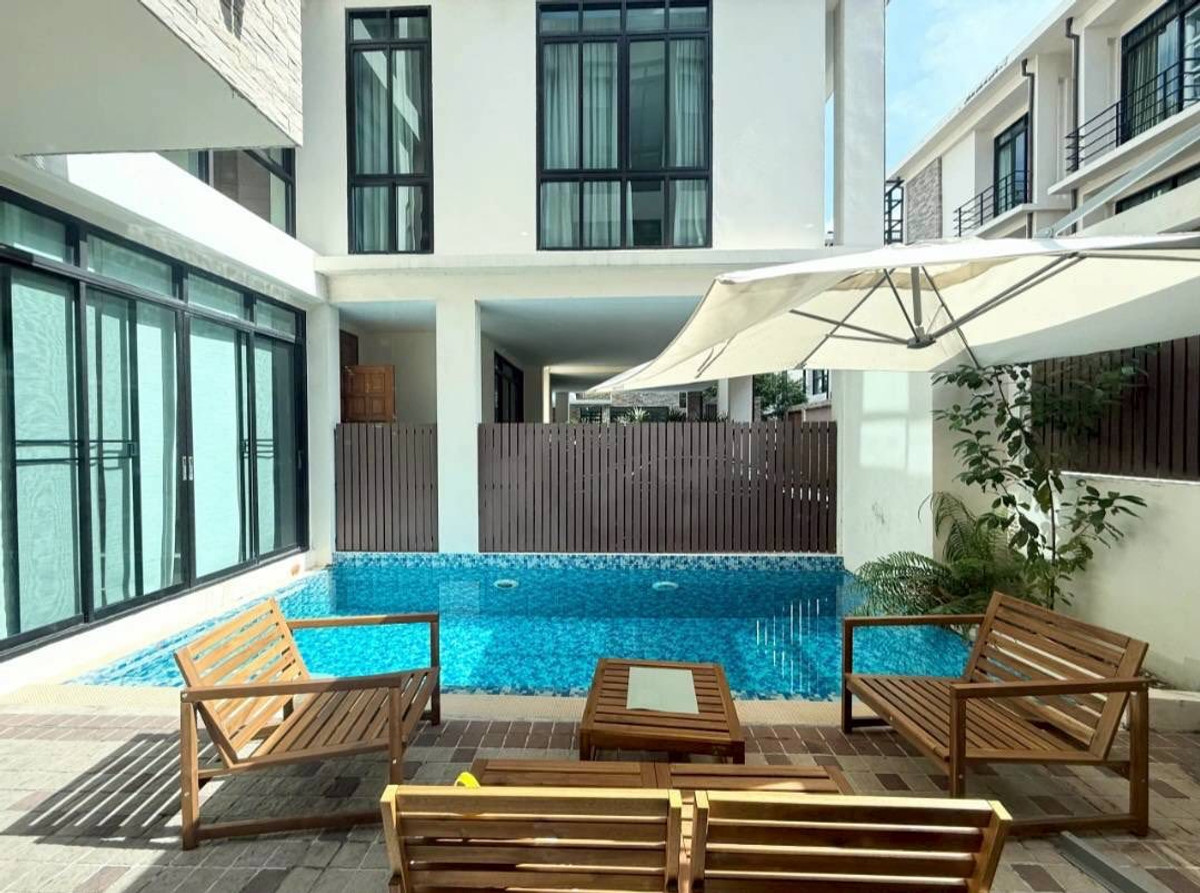For RentTownhomeSukhumvit, Asoke, Thonglor : RH032526 For rent, 3-story townhome with Private Pool at Sukhumvit 24, near BTS Phrom Phong.