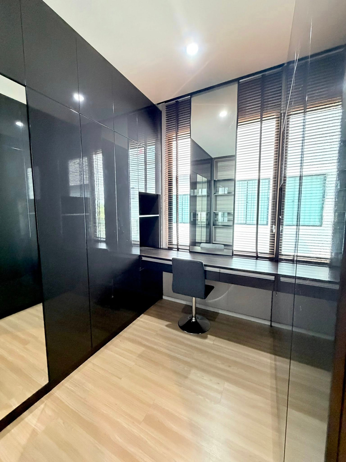 For RentTownhomePattanakan, Srinakarin : For rent, corner house, 30 sq m, 3 bedrooms, 4 bathrooms, 2 parking spaces, townhome, 3.5 floors, Nirvana DEFINE Srinakarin-Rama 9.