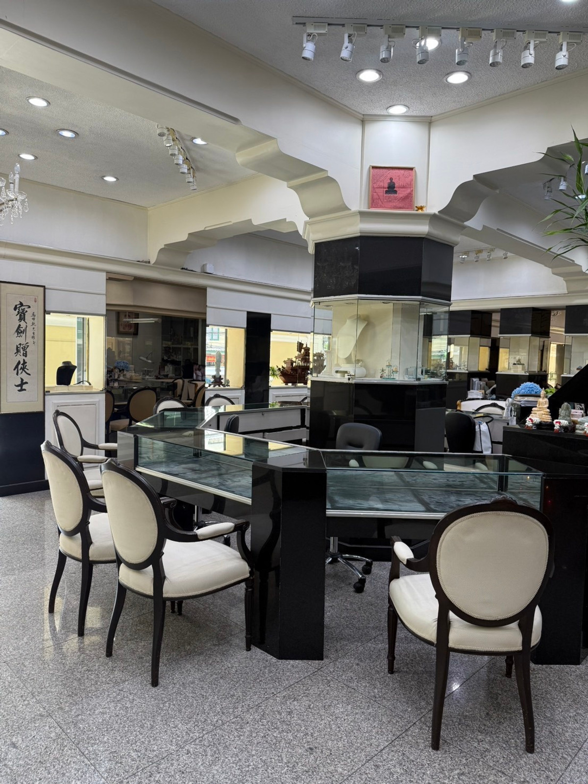 For LeaseholdRetail SpaceYaowarat, Banglamphu : Shop for rent in Phahurat area, The Old Siam, near MRT Sam Yot, only 300 meters, ready for business immediately.