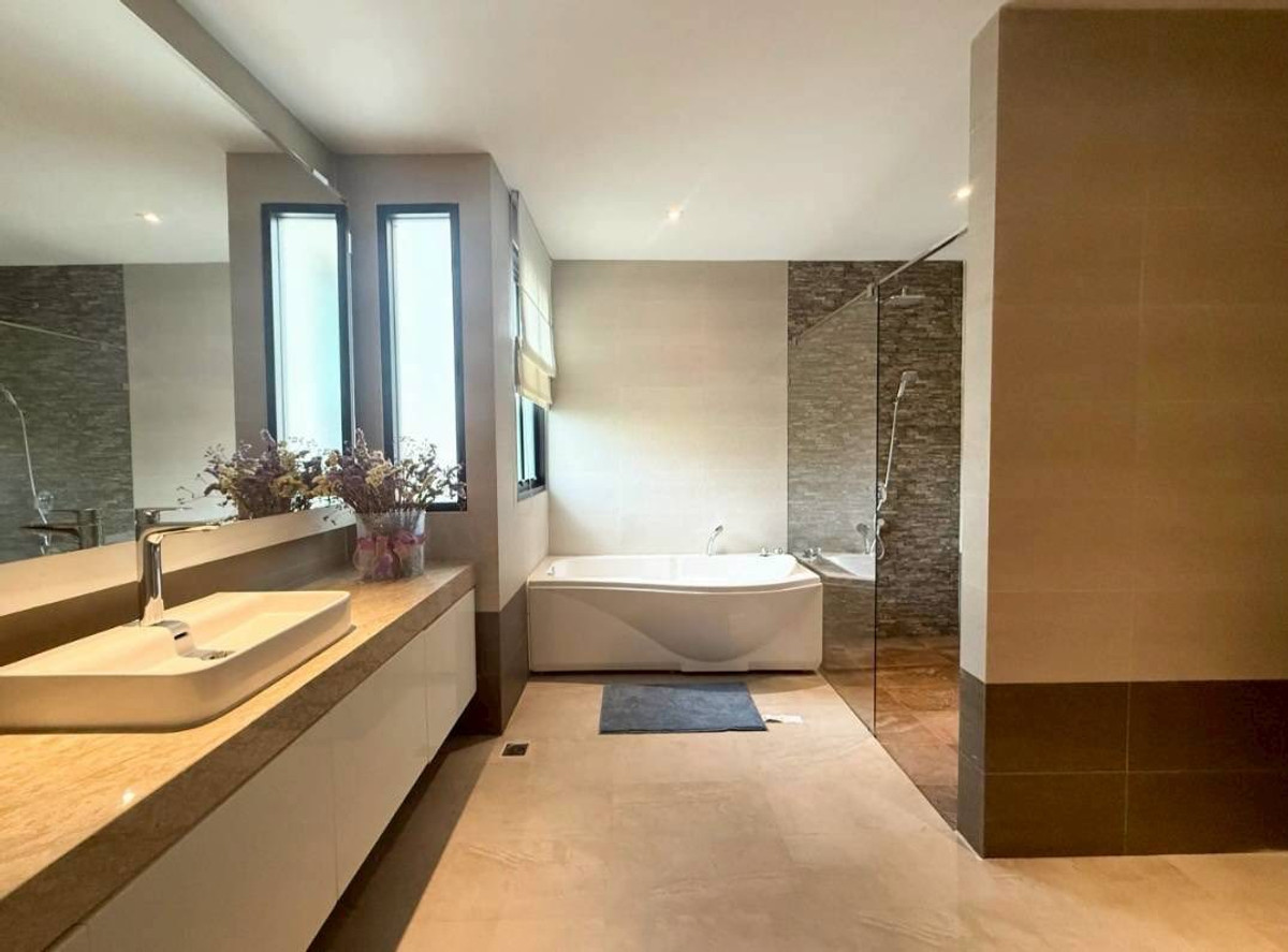 For RentTownhomeSukhumvit, Asoke, Thonglor : RH032526 For rent, 3-story townhome with Private Pool at Sukhumvit 24, near BTS Phrom Phong.