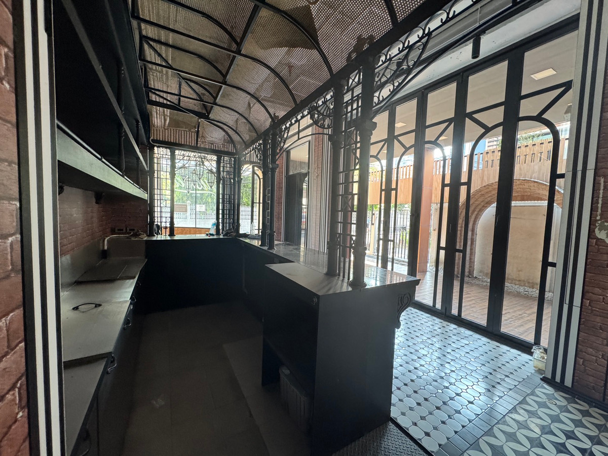 For RentRetail SpaceSukhumvit, Asoke, Thonglor : For rent, Retail Sukhumvit 87 sq m., near BTS Phrom Phong, near Emporium & EmQuartier.