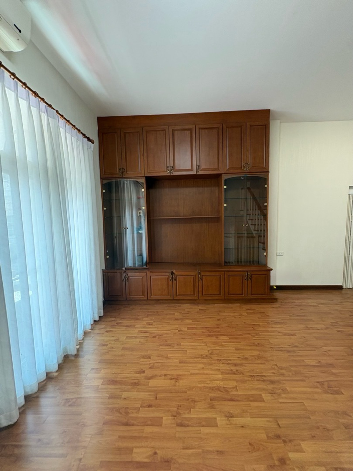 ขายทาวน์โฮมเลียบทางด่วนรามอินทรา : ขายบ้านทาวโฮม 3 ชั้น แปลงมุม ทำสวยมากๆ ฮวงจุ้ยดี ซินแซมาดูแล้วปังแน่นอน 