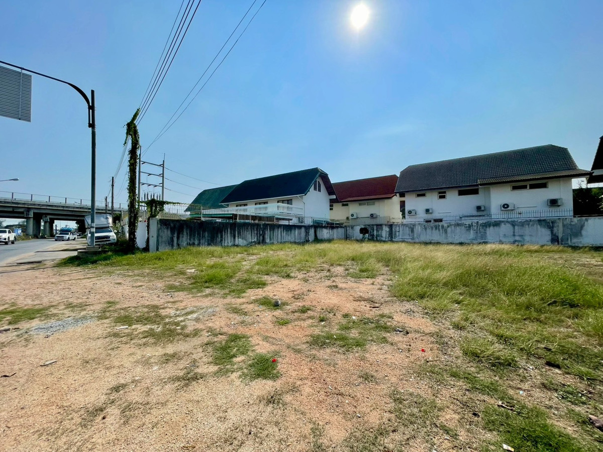 ขายที่ดินพัทยา บางแสน ชลบุรี สัตหีบ : โอกาสทอง! หน้ากว้าง ติดถนนเลียบรถไฟ ใกล้มอเตอร์เวย์ 🔥 ที่ดิน 257 ตร.วา ติดถนนเลียบทางรถไฟ พัทยาเหนือ / (ขาย), Land 257 sq.wah next to the railway side road North Pattaya / (FOR SALE) BEWN124