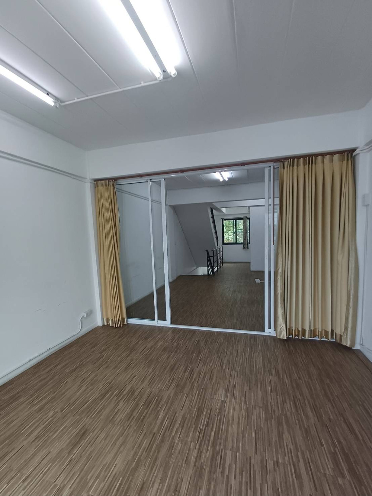 ให้เช่าอาคารพาณิชย์ปทุมธานี รังสิต ธรรมศาสตร์ : ตึก 4 ชั้นให้เช่า รังสิต-คลอง1 | ทำธุรกิจ + อยู่อาศัยได้ในที่เดียว  JSP City | เหมาะทำออฟฟิศ ร้านค้า ครบฟังก์ชัน