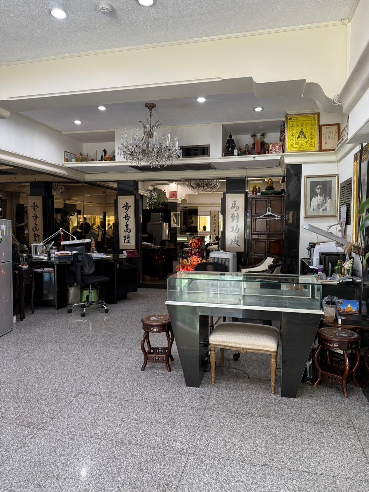 For LeaseholdRetail SpaceYaowarat, Banglamphu : Shop for rent in Phahurat area, The Old Siam, near MRT Sam Yot, only 300 meters, ready for business immediately.