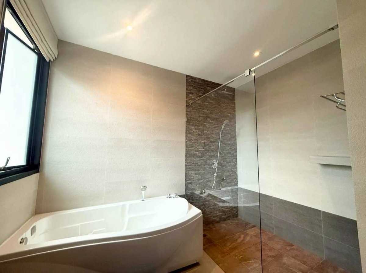 For RentTownhomeSukhumvit, Asoke, Thonglor : RH032526 For rent, 3-story townhome with Private Pool at Sukhumvit 24, near BTS Phrom Phong.