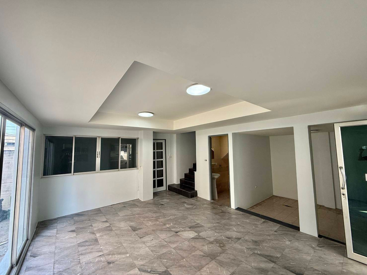 ขายโฮมออฟฟิศรัชดา ห้วยขวาง : สินธานี ลาดพร้าว 80 / 4 ห้องนอน (ขาย), Sinthanee Ladprao 80 / 4 Bedrooms (FOR SALE) JANE046