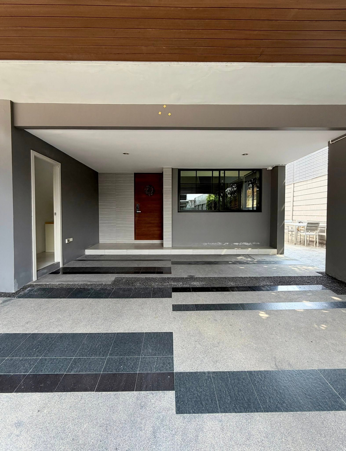 For RentTownhomePattanakan, Srinakarin : For rent, corner house, 30 sq m, 3 bedrooms, 4 bathrooms, 2 parking spaces, townhome, 3.5 floors, Nirvana DEFINE Srinakarin-Rama 9.