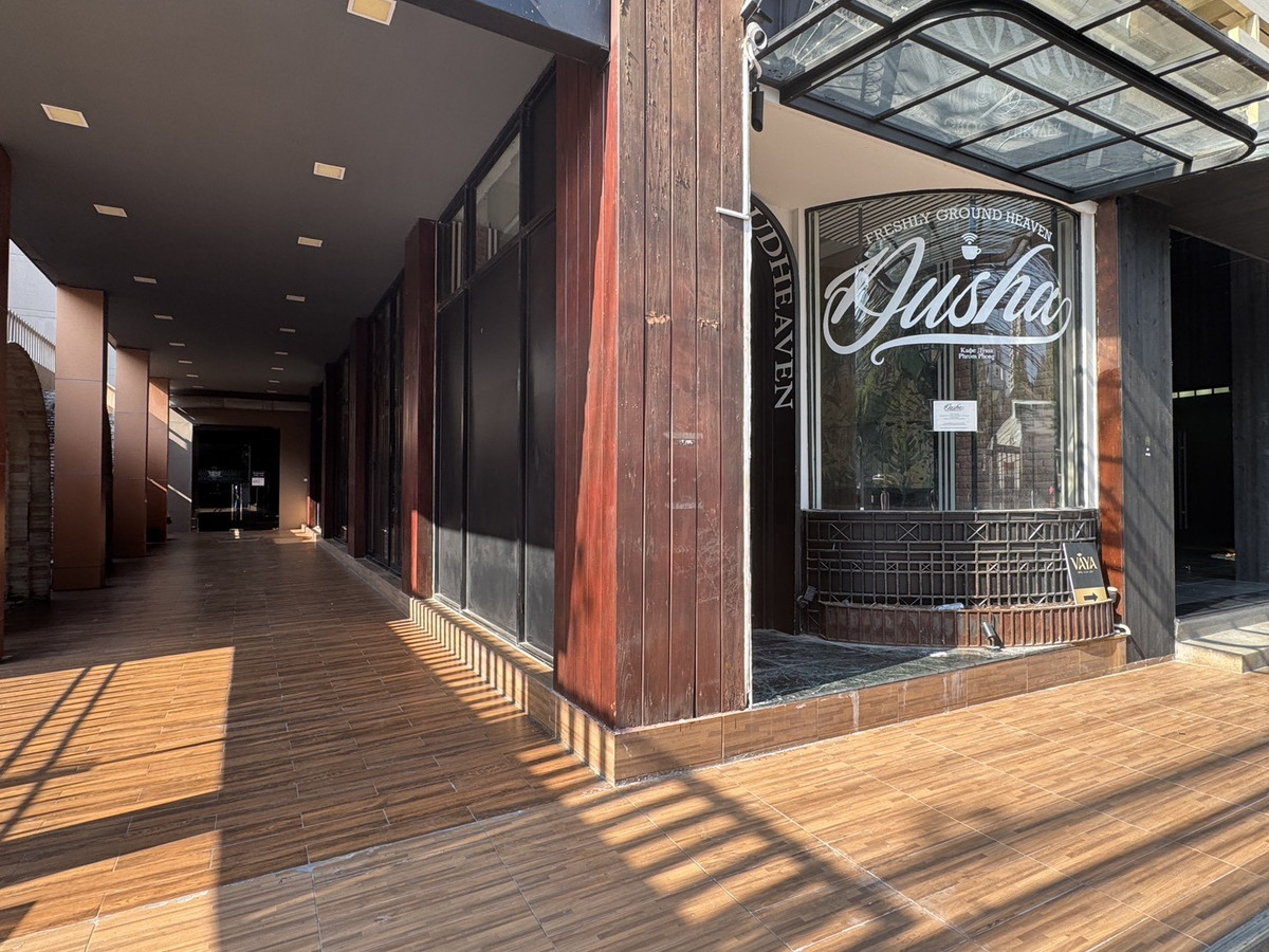 For RentRetail SpaceSukhumvit, Asoke, Thonglor : For rent, Retail Sukhumvit 87 sq m., near BTS Phrom Phong, near Emporium & EmQuartier.