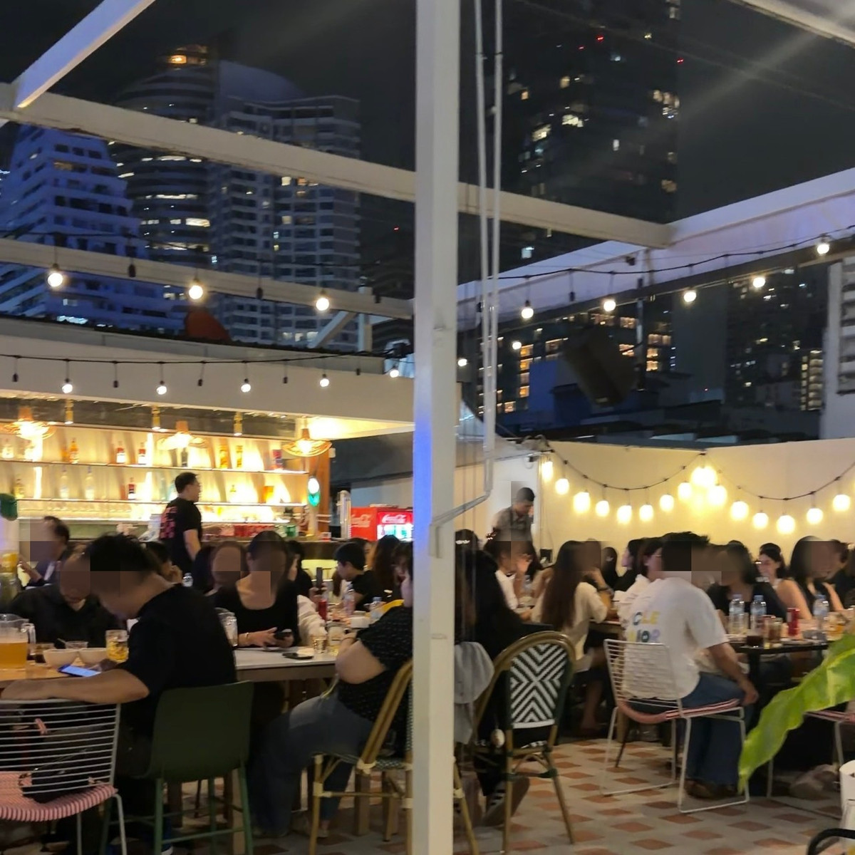 For LeaseholdRetail SpaceSilom, Saladaeng, Bangrak : Chilling restaurant for rent in the heart of Silom, view of Mahanakhon building, next to BTS and MRT, has indoor and outdoor.