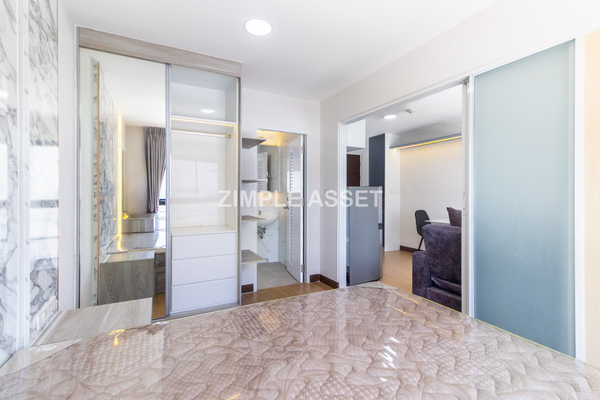 For RentSamut Prakan,Samrong : Line ID: @zimple_asset  Modern room apartment in Bang Phli, fully furnished with electrical appliances and great facilities Clean, secure, and conveniently located near shopping malls, community areas, and Bang Phli Industrial Estate.