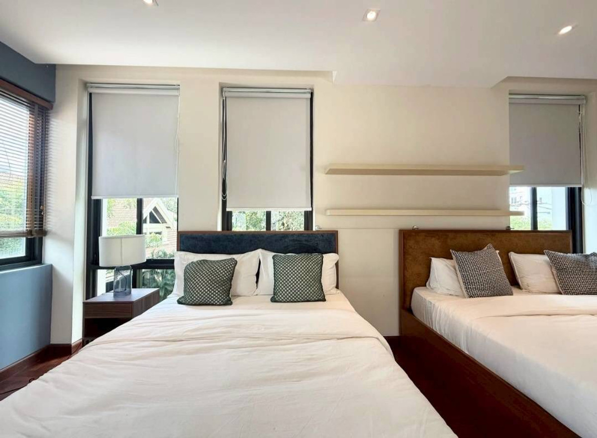 For RentTownhomeSukhumvit, Asoke, Thonglor : RH032526 For rent, 3-story townhome with Private Pool at Sukhumvit 24, near BTS Phrom Phong.