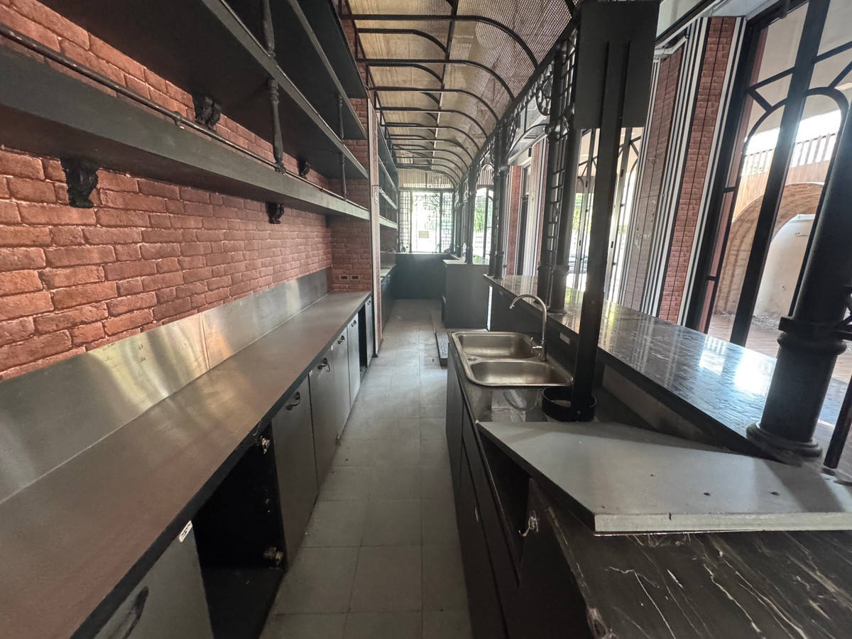 For RentRetail SpaceSukhumvit, Asoke, Thonglor : For rent, Retail Sukhumvit 87 sq m., near BTS Phrom Phong, near Emporium & EmQuartier.