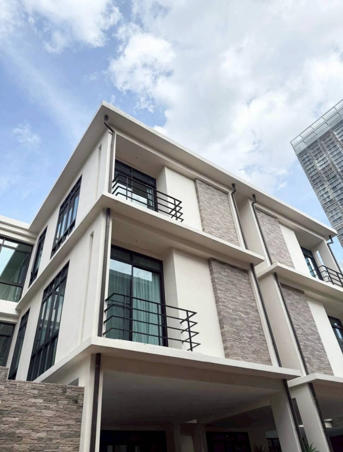 For RentTownhomeSukhumvit, Asoke, Thonglor : RH032526 For rent, 3-story townhome with Private Pool at Sukhumvit 24, near BTS Phrom Phong.