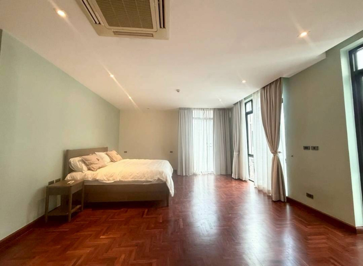 For RentTownhomeSukhumvit, Asoke, Thonglor : RH032526 For rent, 3-story townhome with Private Pool at Sukhumvit 24, near BTS Phrom Phong.