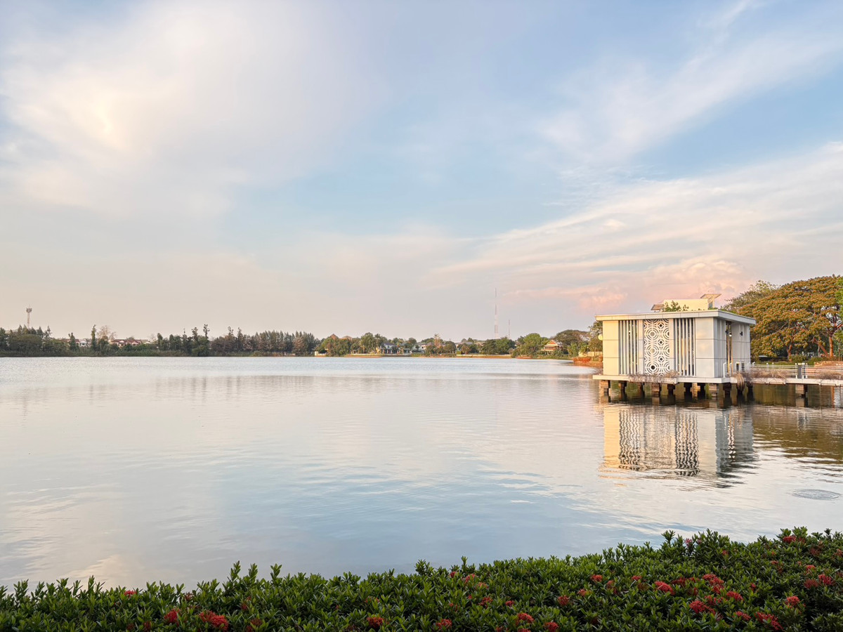 For SaleHousePathum Thani,Rangsit, Thammasat : 2-story detached house for sale, Perfect Place Rangsit Village, 58 sq m., built-in throughout. Beautiful house, resort atmosphere The central part of the lake is 100 rai, next to Bang Phun Expressway.