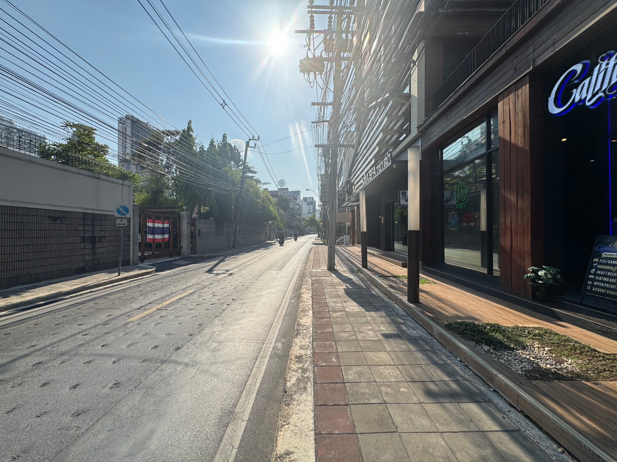 For RentRetail SpaceSukhumvit, Asoke, Thonglor : For rent, Retail Sukhumvit 87 sq m., near BTS Phrom Phong, near Emporium & EmQuartier.