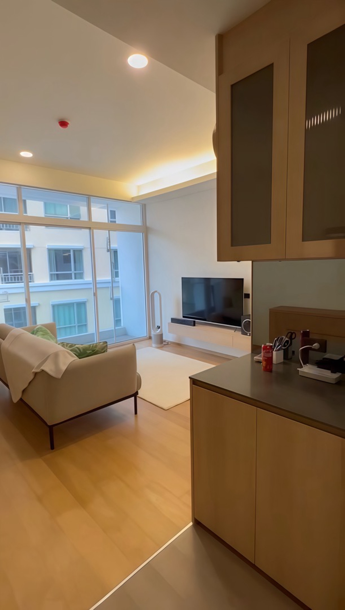 For RentCondoSukhumvit, Asoke, Thonglor : Condo with the best price in the building, convenient travel, near BTS Ekkamai, corner room, no noise.