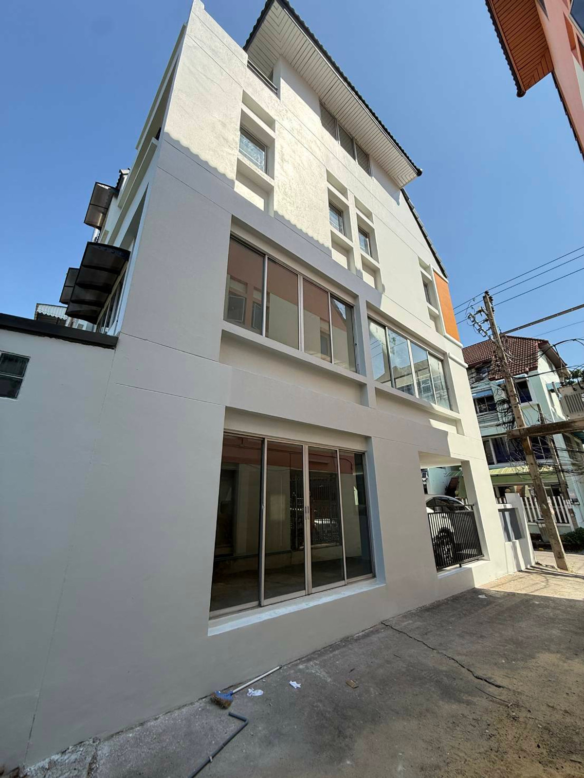 ขายโฮมออฟฟิศรัชดา ห้วยขวาง : สินธานี ลาดพร้าว 80 / 4 ห้องนอน (ขาย), Sinthanee Ladprao 80 / 4 Bedrooms (FOR SALE) JANE046