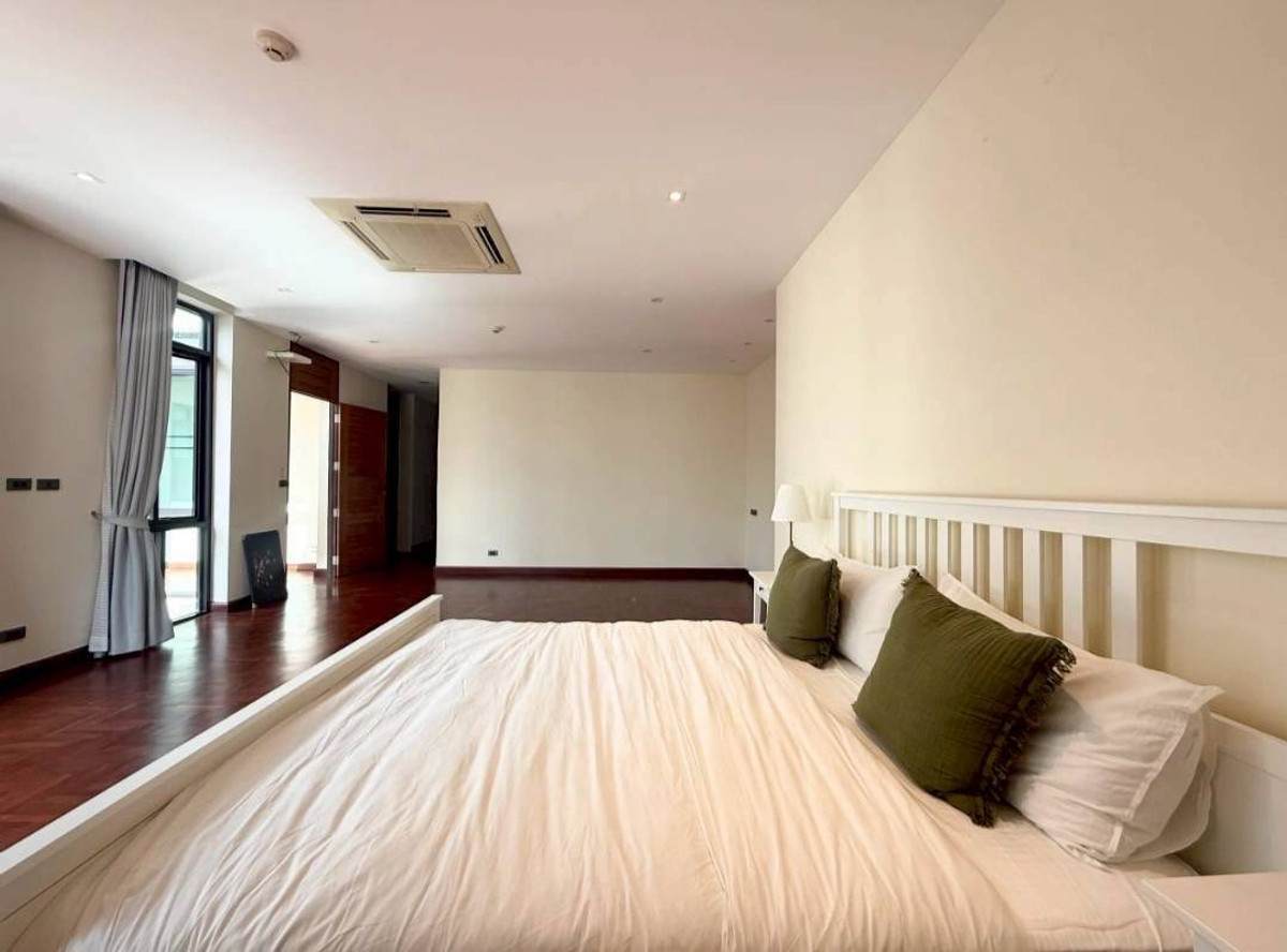 For RentTownhomeSukhumvit, Asoke, Thonglor : RH032526 For rent, 3-story townhome with Private Pool at Sukhumvit 24, near BTS Phrom Phong.